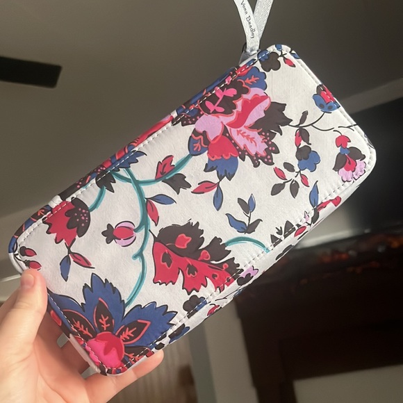 NWT Vera Bradley Large Travel Pill Case in Vineyard Floral - Picture 2 of 4